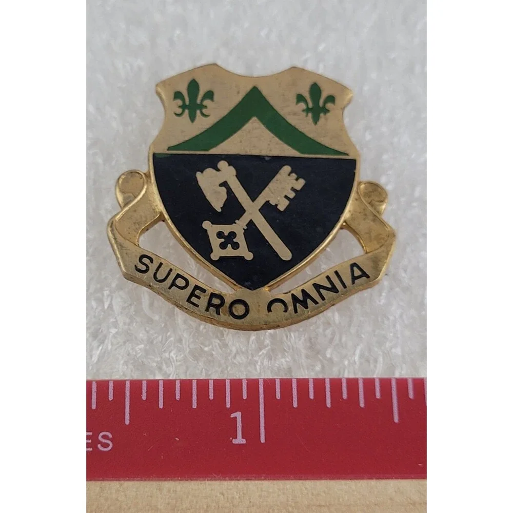 WWII United States Army 81st Armor Unit DI DUI Crest 